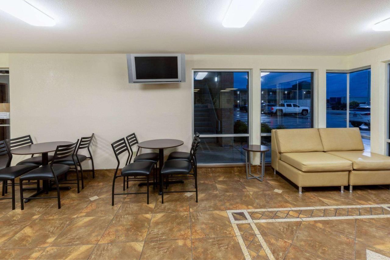 Super 8 by Wyndham Seguin Hotel Bagian luar foto
