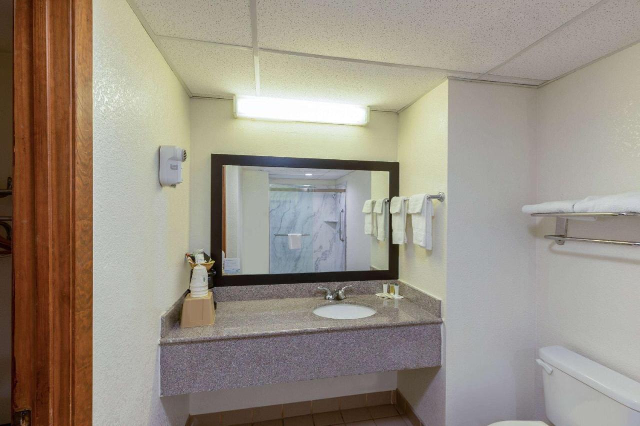 Super 8 by Wyndham Seguin Hotel Bagian luar foto