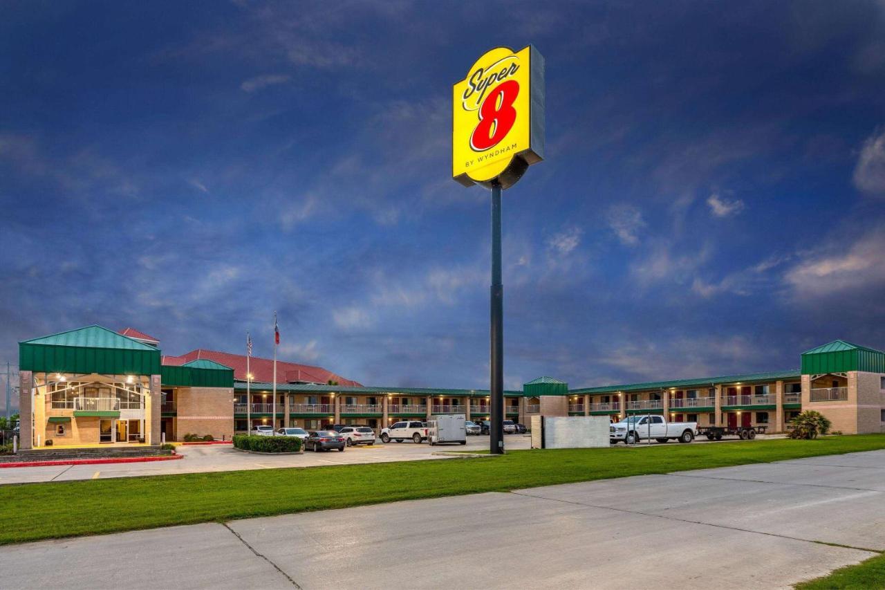 Super 8 by Wyndham Seguin Hotel Bagian luar foto