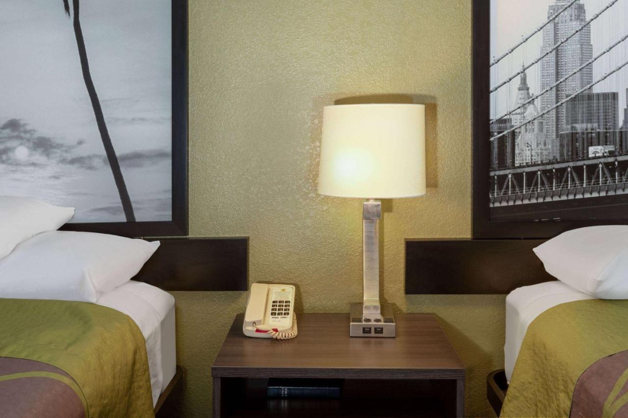 Super 8 by Wyndham Seguin Hotel Bagian luar foto