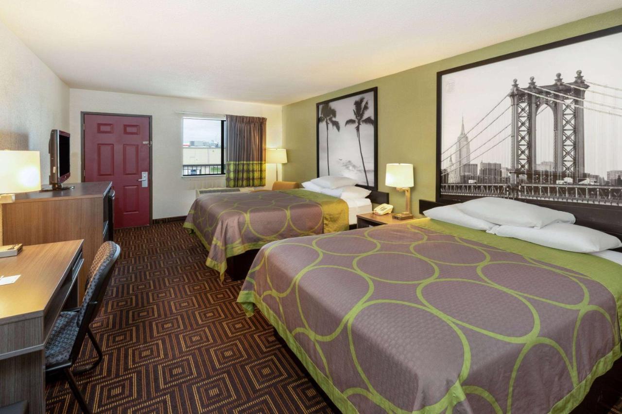Super 8 by Wyndham Seguin Hotel Bagian luar foto