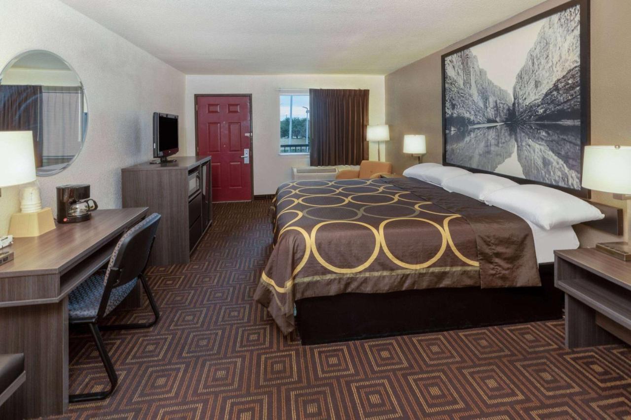 Super 8 by Wyndham Seguin Hotel Bagian luar foto