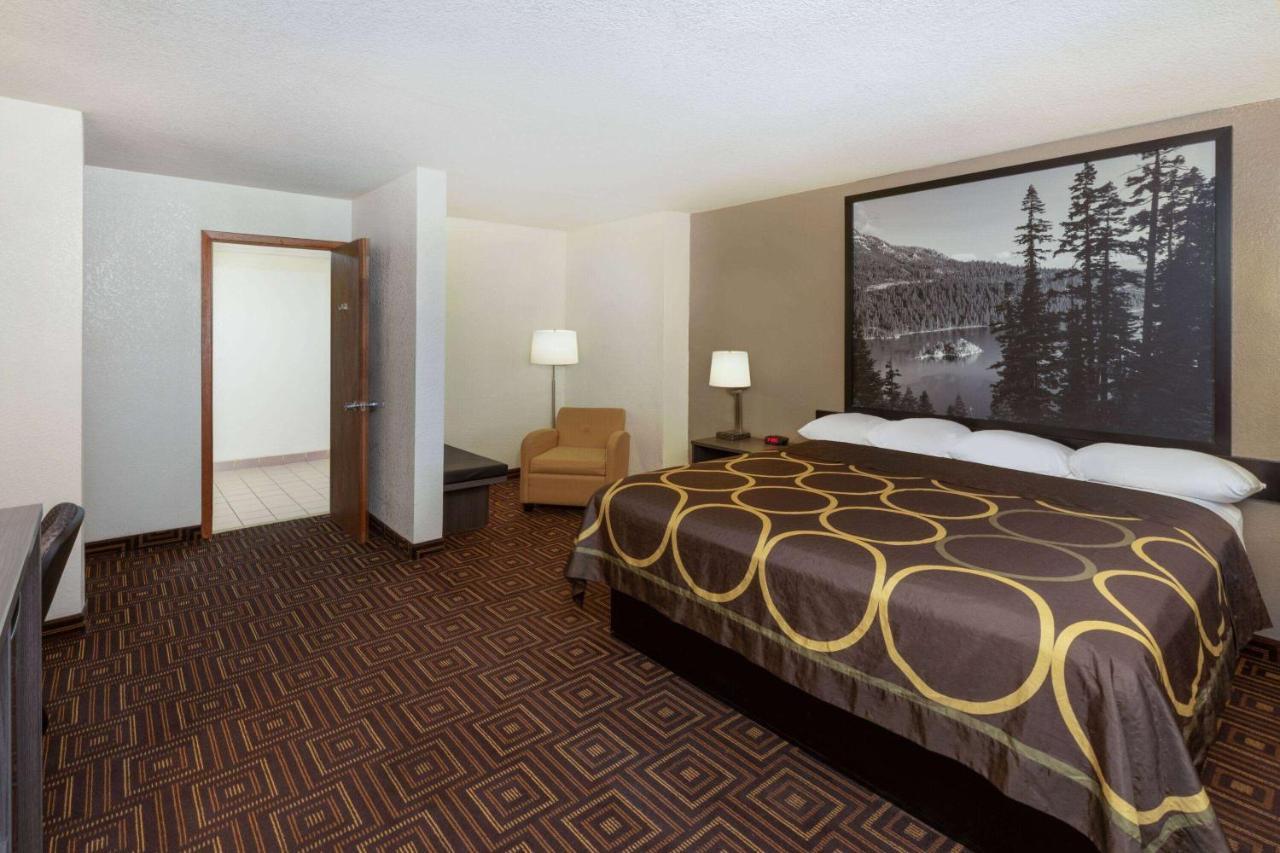 Super 8 by Wyndham Seguin Hotel Bagian luar foto