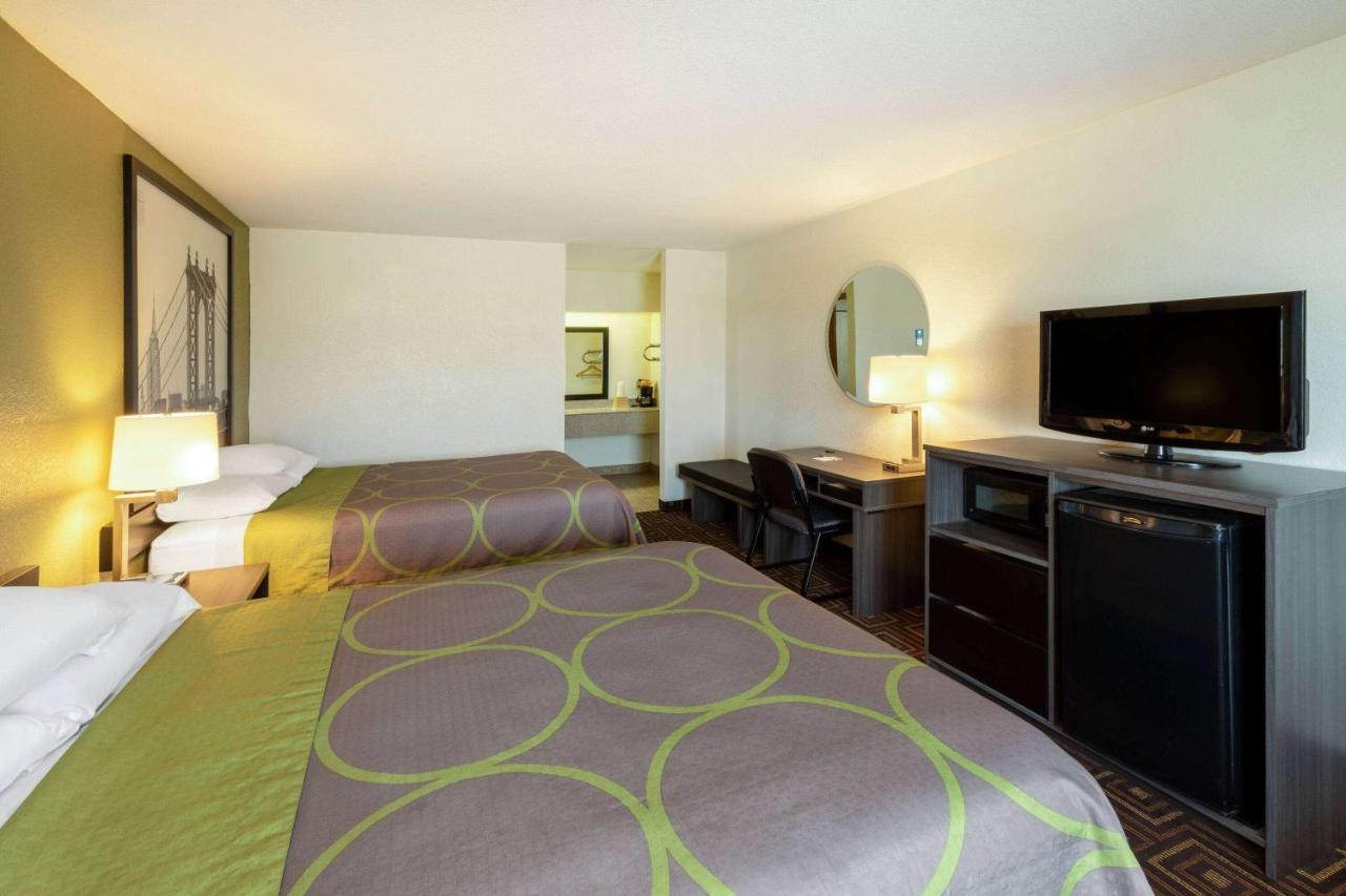 Super 8 by Wyndham Seguin Hotel Bagian luar foto