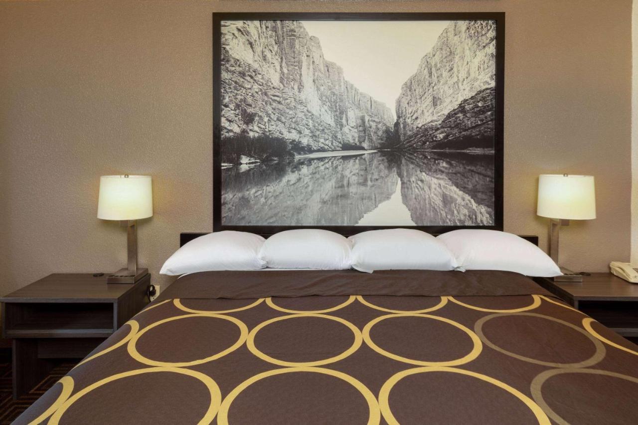 Super 8 by Wyndham Seguin Hotel Bagian luar foto