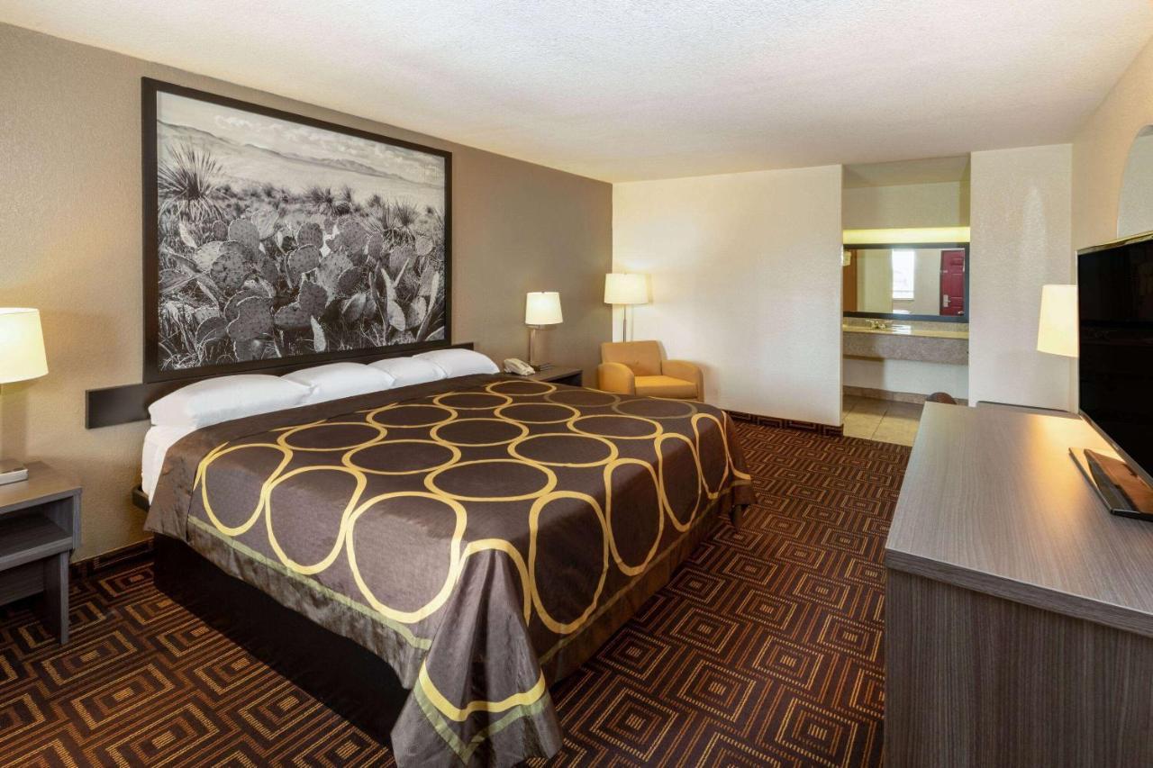 Super 8 by Wyndham Seguin Hotel Bagian luar foto