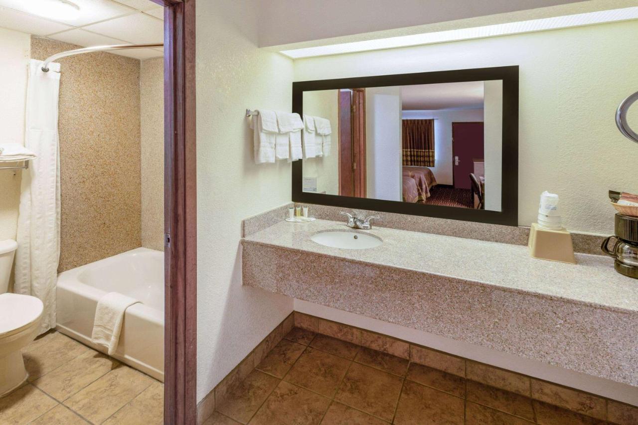 Super 8 by Wyndham Seguin Hotel Bagian luar foto