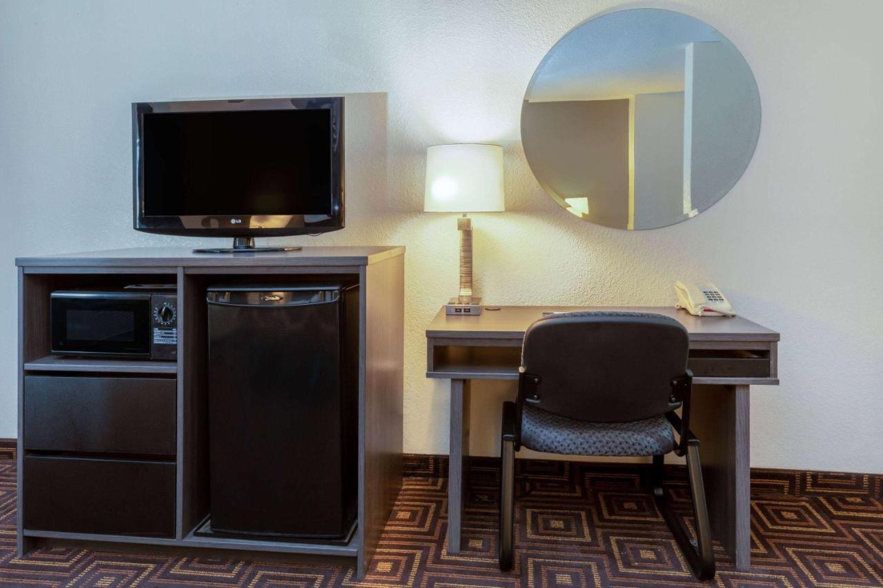 Super 8 by Wyndham Seguin Hotel Bagian luar foto