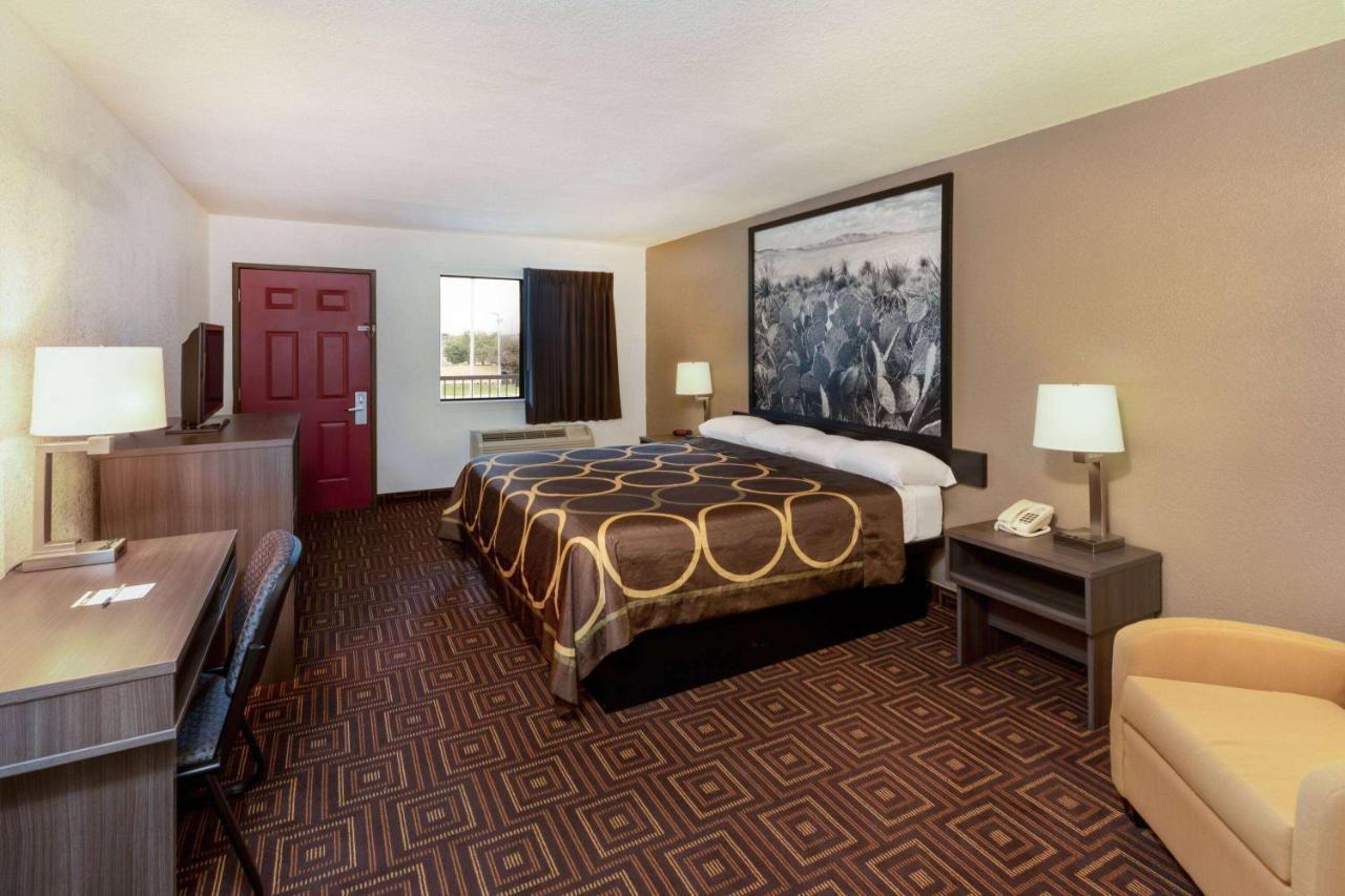 Super 8 by Wyndham Seguin Hotel Bagian luar foto