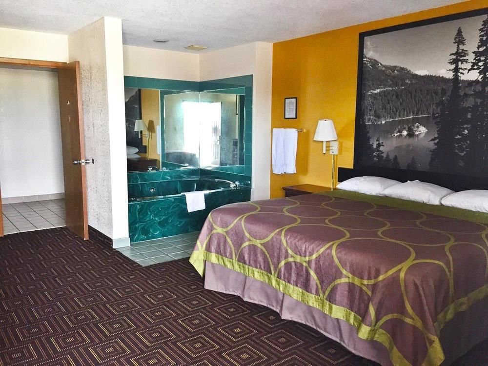 Super 8 by Wyndham Seguin Hotel Bagian luar foto