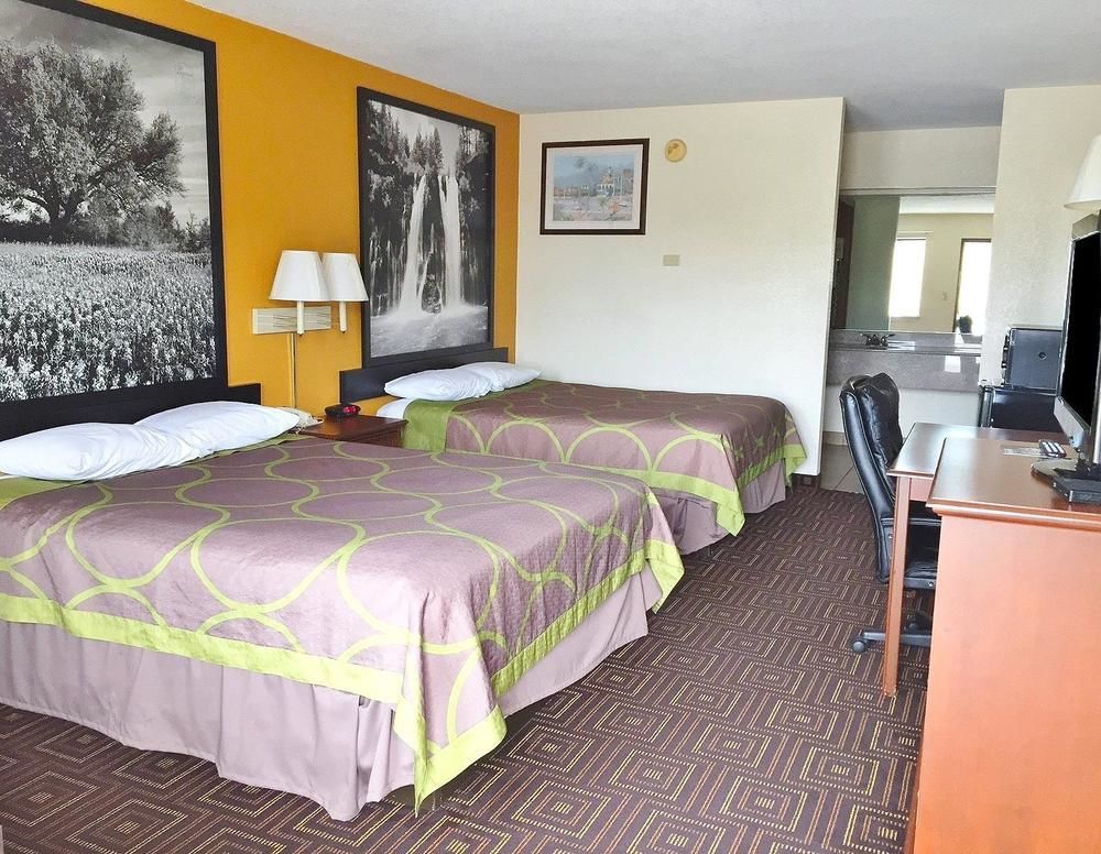 Super 8 by Wyndham Seguin Hotel Bagian luar foto