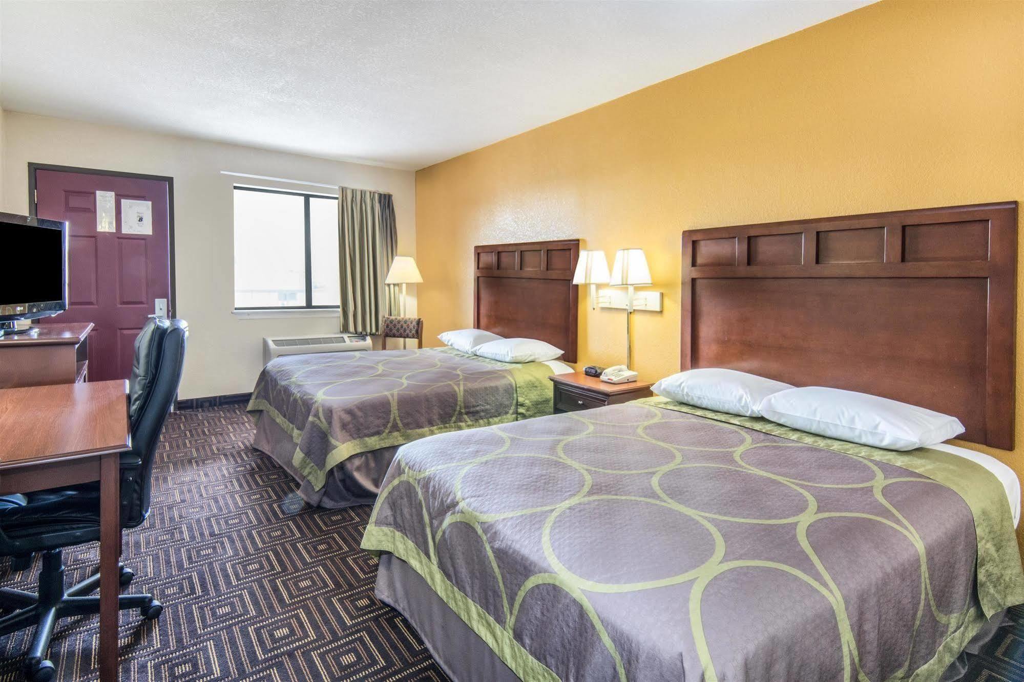 Super 8 by Wyndham Seguin Hotel Bagian luar foto