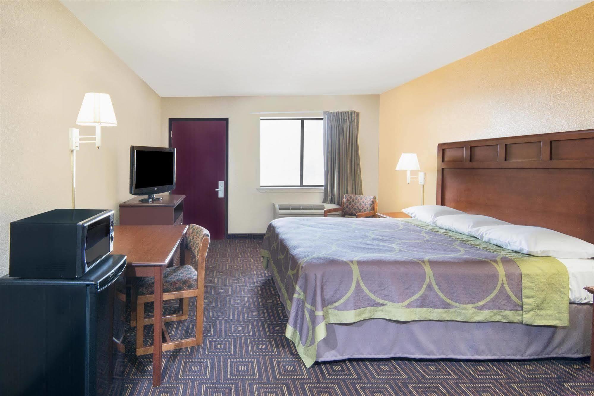 Super 8 by Wyndham Seguin Hotel Bagian luar foto