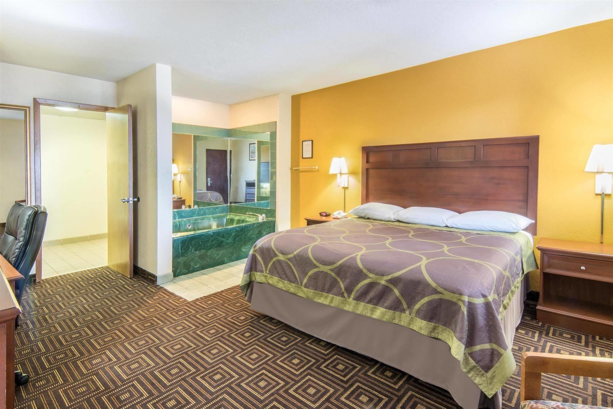 Super 8 by Wyndham Seguin Hotel Bagian luar foto