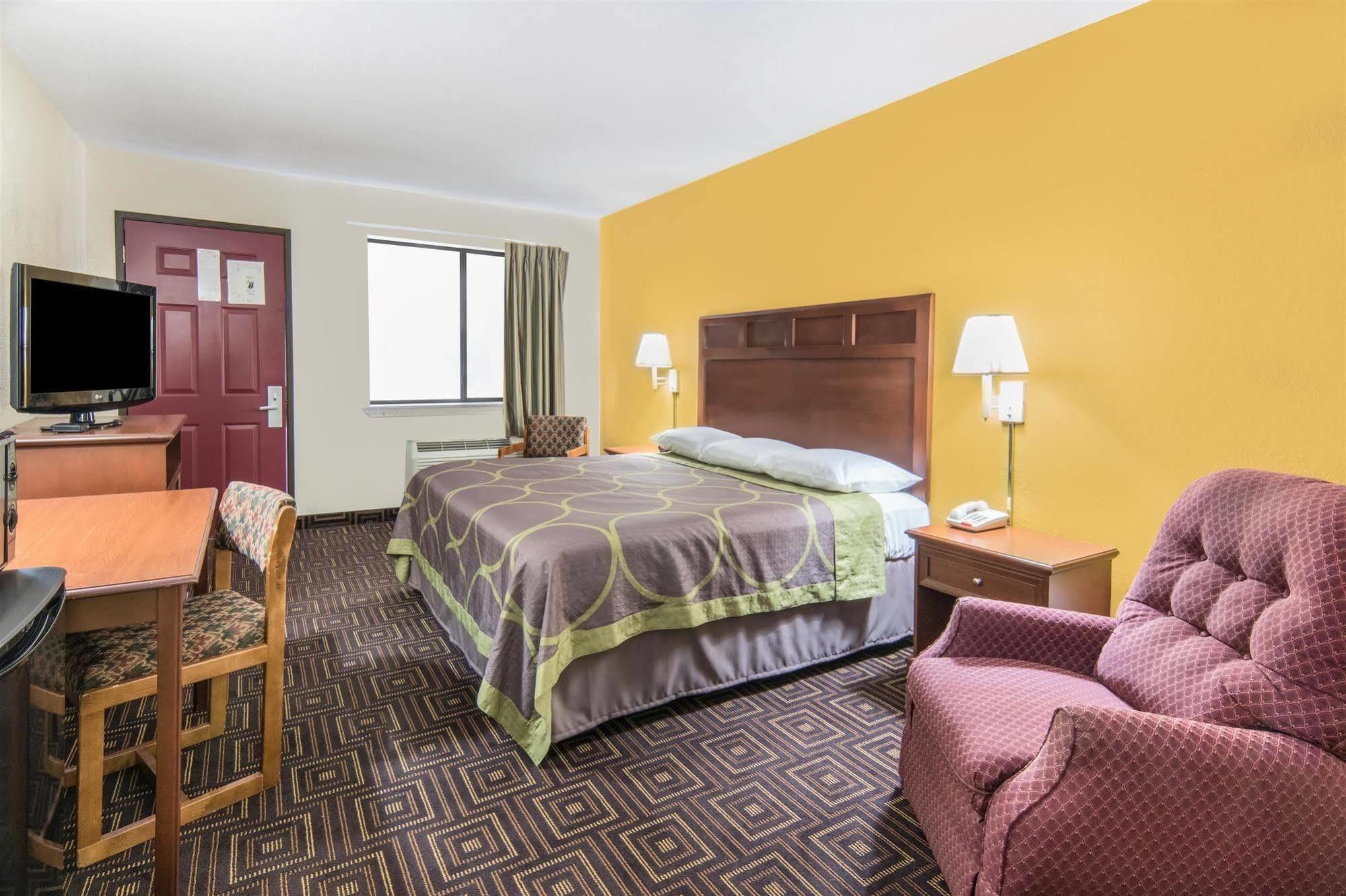Super 8 by Wyndham Seguin Hotel Bagian luar foto