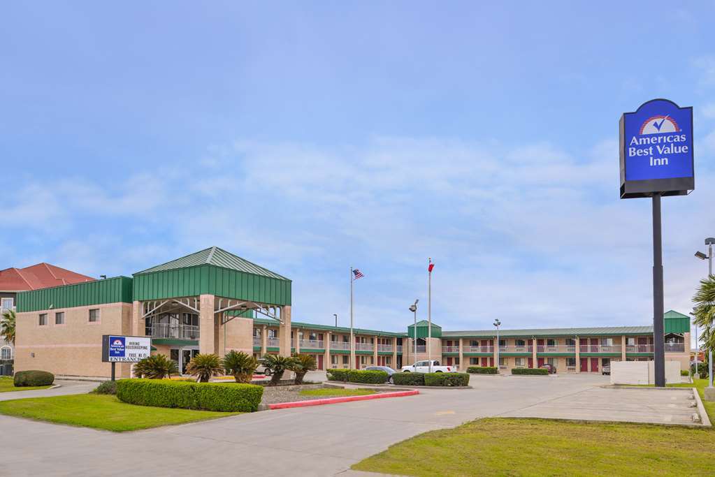 Super 8 by Wyndham Seguin Hotel Bagian luar foto